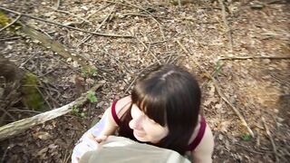 Coppia italiana si apparta e scopa nel bosco