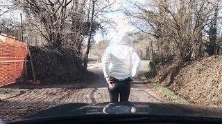 Paseggiata moglie esibizionista che mostra il culo