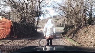 Paseggiata moglie esibizionista che mostra il culo