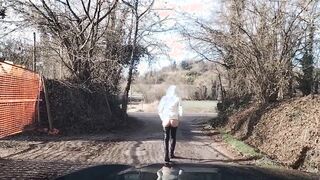 Paseggiata moglie esibizionista che mostra il culo