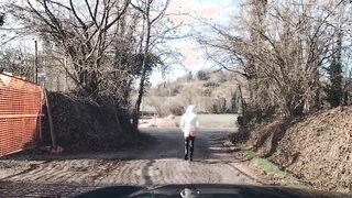 Paseggiata moglie esibizionista che mostra il culo