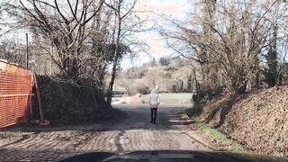 Paseggiata moglie esibizionista che mostra il culo