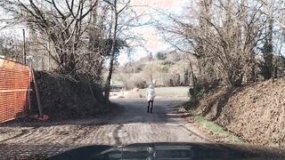 Paseggiata moglie esibizionista che mostra il culo