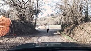 Paseggiata moglie esibizionista che mostra il culo