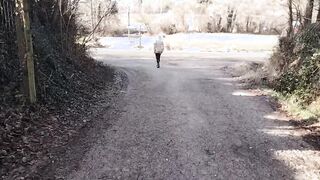 Paseggiata moglie esibizionista che mostra il culo