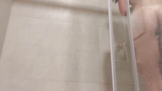 Scopa la sua donna e la incula nella doccia