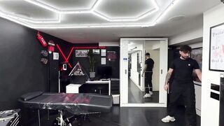 Paga in natura il tatuatore facendosi rompere il culo