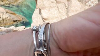 Milf italiana si masturba davanti a segaiolo sugli scogli