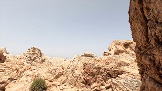 Milf italiana si masturba davanti a segaiolo sugli scogli