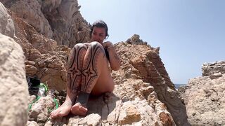 Milf italiana si masturba davanti a segaiolo sugli scogli