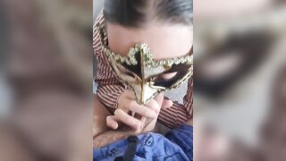 Pompino amatoriale moglie con mascherina amatoriale