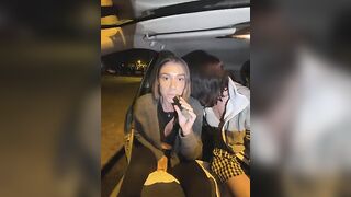 Ragazze italiane si masturbano in auto in un parcheggio