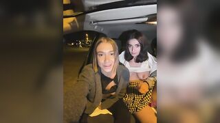 Ragazze italiane si masturbano in auto in un parcheggio