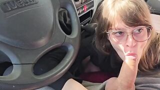Pompino in auto Milf italiana in autostrada