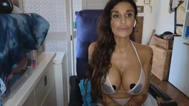 Milf italiana con tette enormi siliconate si masturba