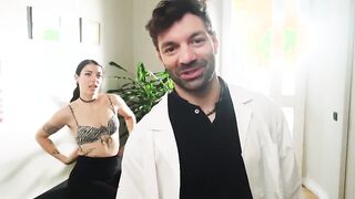 Il medico si scopa in studio la paziente troia