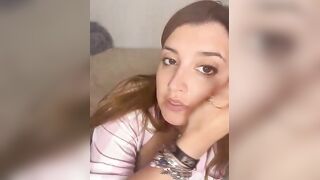 Cicciottella tettona si masturba la fica carnosa