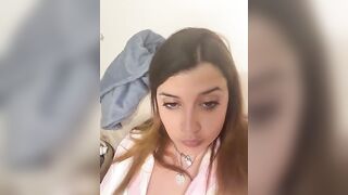 Cicciottella tettona si masturba la fica carnosa