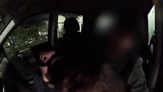 Pompino in macchina davanti a puttane e curiosi