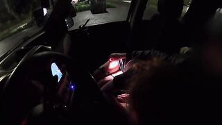 Pompino in macchina davanti a puttane e curiosi