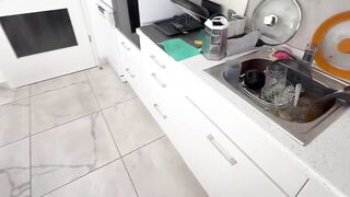 Non saprà lavare i piatti ma come lo prende nel culo
