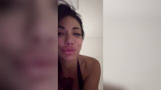 Priscilla Salerno gode masturbandosi culo e fica con grosso cazzo di gomma
