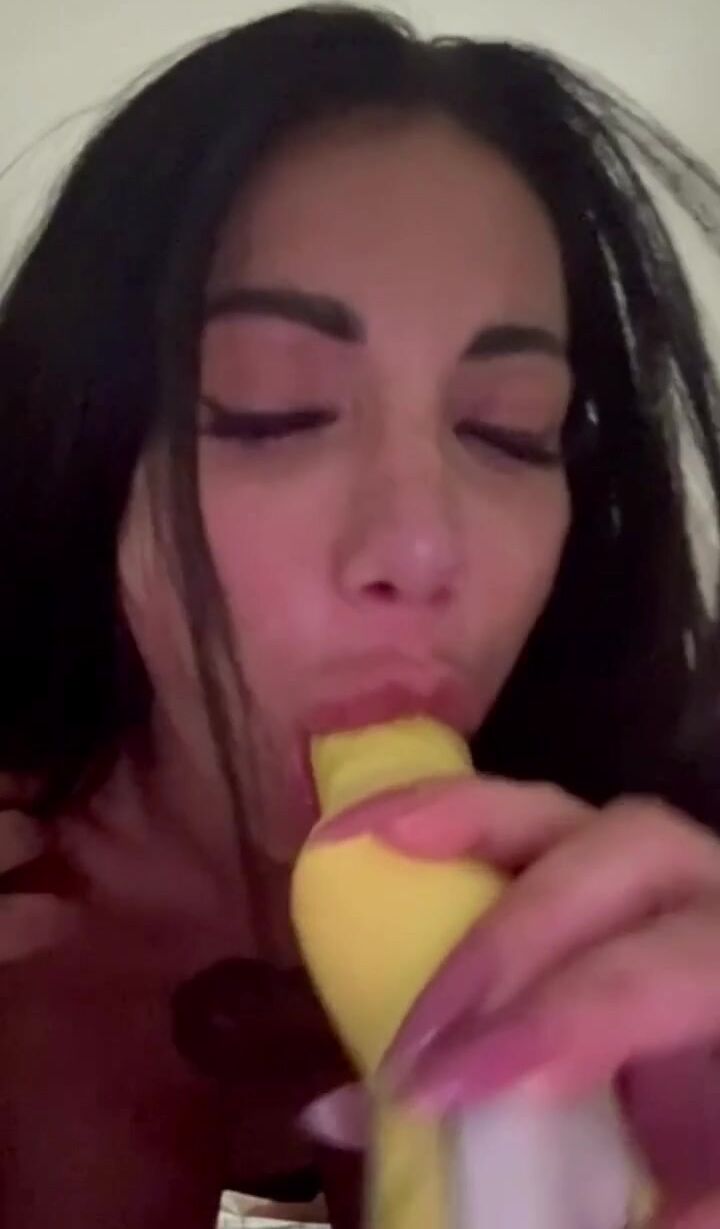 Priscilla Salerno gode masturbandosi culo e fica con grosso cazzo di gomma