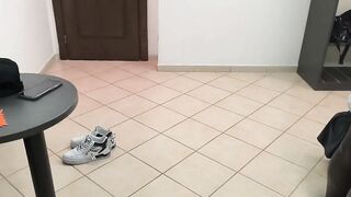 Moglie sbocchina cazzo nero davanti a suo marito