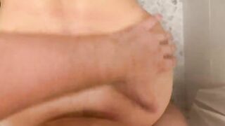 Mentre sua moglie si sta facendo la doccia il marito decide di andare a farle una vis