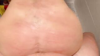 Mentre sua moglie si sta facendo la doccia il marito decide di andare a farle una vis