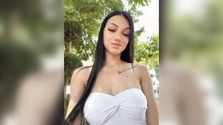 Seduta sulla panchina al parco con dildo in fica