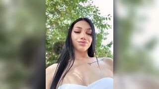 Seduta sulla panchina al parco con dildo in fica