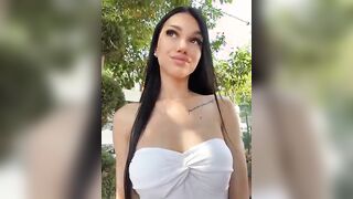 Seduta sulla panchina al parco con dildo in fica