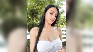 Seduta sulla panchina al parco con dildo in fica