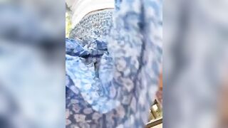 Seduta sulla panchina al parco con dildo in fica