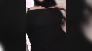 Ne ho tre di sorprese e una tra le gambe molto bagnata
