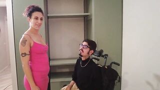 L'assistente sociale scopa disabile italiano