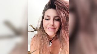 Ragazza troia si masturba con dildo in culo