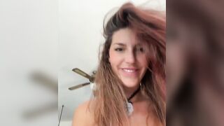 Ragazza troia si masturba con dildo in culo