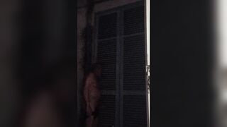 SPIO LA VICINA DI CASA MENTRE DORME E MI SEGO