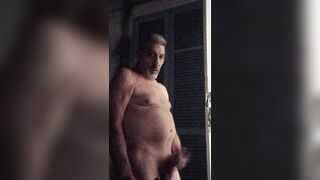SPIO LA VICINA DI CASA MENTRE DORME E MI SEGO