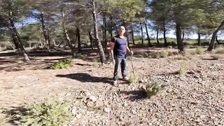 Milf italiana spompina pastore all'aperto