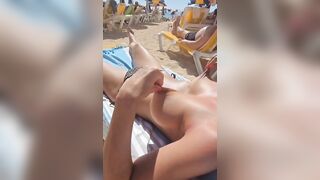Moglie in topless in spiaggia