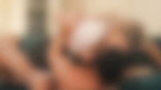 Milf bionda scopata e sborrata in bocca sul divano