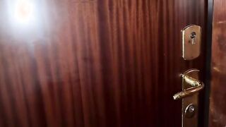 Casalinga si scopa l'idraulico
