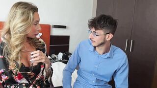 Milf si fa scopare da giovane stagista che le viene in faccia
