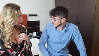 Milf si fa scopare da giovane stagista che le viene in faccia