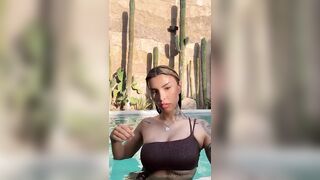 Flash tette in piscina italiana fica social