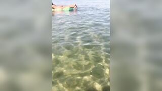 Mia moglie troia sul materassino al mare