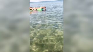 Mia moglie troia sul materassino al mare
